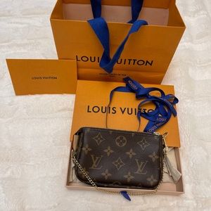 ❤️SOLD❤️LV mini pochette accessoires